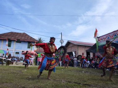 Balikpapan-Endonezya 1 Eylül 2024 Kuda pofuduk dansının bir performansı olan Kuda Lumping, dansçıların at benzeri aksesuarlar kullandıkları geleneksel bir danstır..