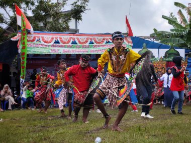 Balikpapan-Endonezya 1 Eylül 2024 Kuda pofuduk dansının bir performansı olan Kuda Lumping, dansçıların at benzeri aksesuarlar kullandıkları geleneksel bir danstır..