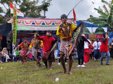 Balikpapan-Endonezya 1 Eylül 2024 Kuda pofuduk dansının bir performansı olan Kuda Lumping, dansçıların at benzeri aksesuarlar kullandıkları geleneksel bir danstır..