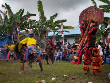Balikpapan-Endonezya 1 Eylül 2024 Kuda pofuduk dansının bir performansı olan Kuda Lumping, dansçıların at benzeri aksesuarlar kullandıkları geleneksel bir danstır.