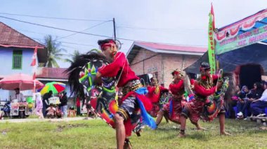 Balikpapan-Endonezya 1 Eylül 2024 Kuda pofuduk dansının bir performansı olan Kuda Lumping, dansçıların at benzeri aksesuarlar kullandıkları geleneksel bir danstır..