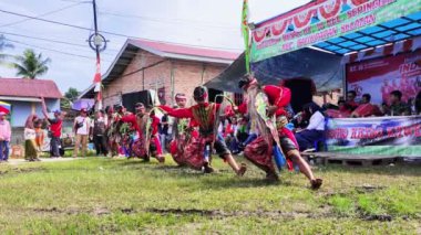 Balikpapan-Endonezya 1 Eylül 2024 Kuda pofuduk dansının bir performansı olan Kuda Lumping, dansçıların at benzeri aksesuarlar kullandıkları geleneksel bir danstır..