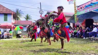 Balikpapan-Endonezya 1 Eylül 2024 Kuda pofuduk dansının bir performansı olan Kuda Lumping, dansçıların at benzeri aksesuarlar kullandıkları geleneksel bir danstır..