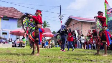 Balikpapan-Endonezya 1 Eylül 2024 Kuda pofuduk dansının bir performansı olan Kuda Lumping, dansçıların at benzeri aksesuarlar kullandıkları geleneksel bir danstır..