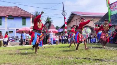 Balikpapan-Endonezya 1 Eylül 2024 Kuda pofuduk dansının bir performansı olan Kuda Lumping, dansçıların at benzeri aksesuarlar kullandıkları geleneksel bir danstır..