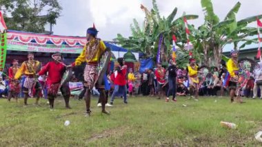 Balikpapan-Endonezya 1 Eylül 2024 Kuda pofuduk dansının bir performansı olan Kuda Lumping, dansçıların at benzeri aksesuarlar kullandıkları geleneksel bir danstır..