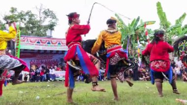 Balikpapan-Endonezya 1 Eylül 2024 Kuda pofuduk dansının bir performansı olan Kuda Lumping, dansçıların at benzeri aksesuarlar kullandıkları geleneksel bir danstır..