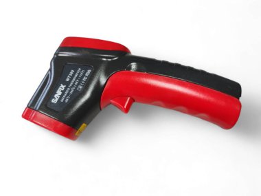 Balikpapan-Endonezya 3 Eylül 2024 Kızıl ötesi termometre tabancası beyaz arka plandaki sıcaklığı ölçmek için kullanılır