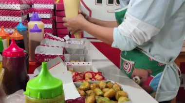 4 Eylül 2024 Balikpapan-Endonezya Süreci pisang goreng coklat keju ya da kızarmış muzlu çikolatalı peynir yapıyor. Kızarmış muz, rendelenmiş peynir ve çikolata..