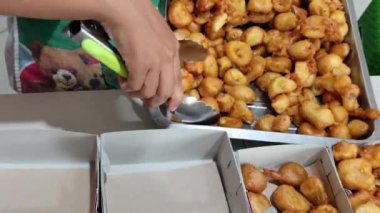 4 Eylül 2024 Balikpapan-Endonezya Süreci pisang goreng coklat keju ya da kızarmış muzlu çikolatalı peynir yapıyor. Kızarmış muz, rendelenmiş peynir ve çikolata..