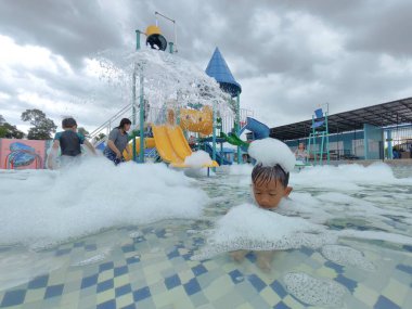 Balikpapan-Endonezya 16 Mart 2024 Yüzme Havuzu Aquapark 'ında Renkli Kaydırıcıyla Çocuk Bahçesi