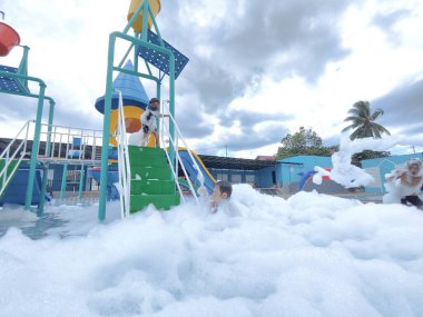 Balikpapan-Endonezya 16 Mart 2024 Yüzme Havuzu Aquapark 'ında Renkli Kaydırıcıyla Çocuk Bahçesi