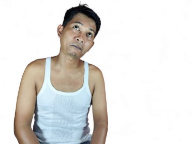 Genç Asyalı adam beyaz arka planda izole edilmiş fikirler arıyor.