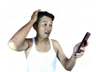 Şok olmuş adam evde oturuyor, genç adam telefonunda beyaz arka planda izole edilmiş bir mesaj okuyor.