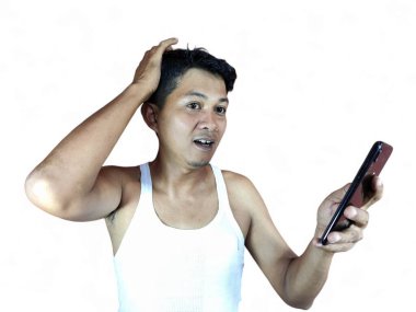 Şok olmuş adam evde oturuyor, genç adam telefonunda beyaz arka planda izole edilmiş bir mesaj okuyor.