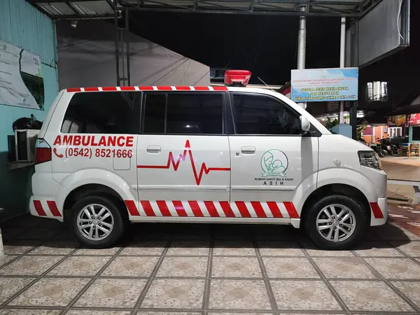 Balikpapan-Doğu Kalimantan 17 Eylül 2024, Ambulans hastanenin otoparkına park etti.