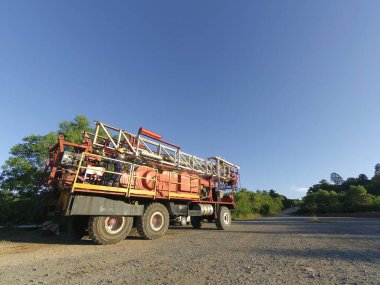 Balikpapan-Doğu Kalimantan 28 Ocak 2020 Mobil sondaj platformu Pertamina Petrol Sahaları 'nda ağır bir kamyona monte edildi. 