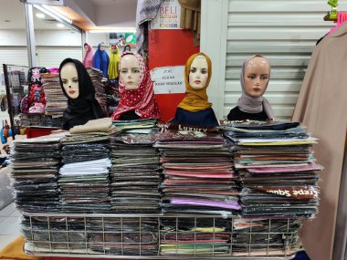 Balikpapan-Doğu Kalimantan Eylül 29, 2024 Mannequin, alışveriş merkezinde çeşitli tesettür motifleri ile başkanlar