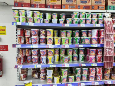 Endonezya 'da 28 Eylül 2024' te Balikpapan-Doğu Kalimantan şehriye çeşitliliği süpermarket raflarında sergilendi. Mie Sedap Paketleri