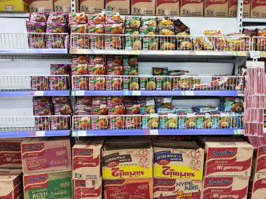 Balikpapan-Doğu Kalimantan 28 Eylül 2024 Endonezya 'daki hazır erişte çeşitliliği süpermarket rafında sergileniyor.