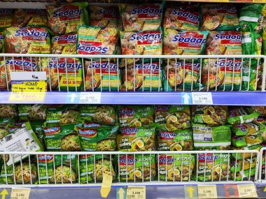 Balikpapan-Doğu Kalimantan 28 Eylül 2024 Endonezya 'daki hazır erişte çeşitliliği süpermarket rafında sergileniyor.