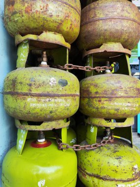 Balikpapan-Doğu Kalimantan Eylül 29, 2024 Yeşil pişirme gazı silindiri, 3kg gaz, sübvansiyonlu gaz yığını dağıtılmaya hazır