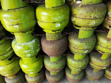 Balikpapan-Doğu Kalimantan Eylül 29, 2024 Yeşil pişirme gazı silindiri, 3kg gaz, sübvansiyonlu gaz yığını dağıtılmaya hazır