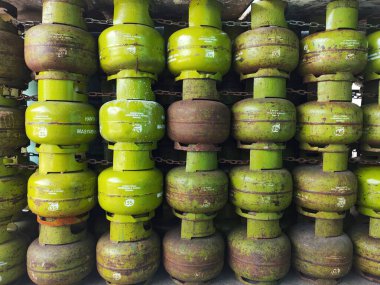 Balikpapan-Doğu Kalimantan Eylül 29, 2024 Yeşil pişirme gazı silindiri, 3kg gaz, sübvansiyonlu gaz yığını dağıtılmaya hazır