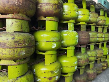 Balikpapan-Doğu Kalimantan Eylül 29, 2024 Yeşil pişirme gazı silindiri, 3kg gaz, sübvansiyonlu gaz yığını dağıtılmaya hazır