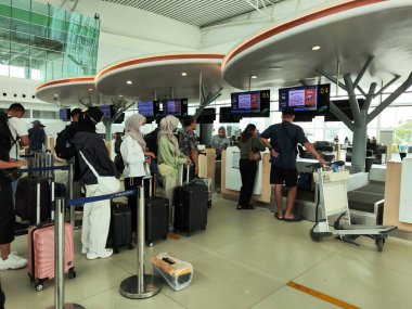 Balikpapan-Doğu Kalimantan Eylül 02: 2024 Halk Sultan Aji Muhammad Süleyman Havalimanı 'ndaki havayolu gişesinde kuyruğa girdi
