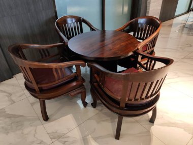 Kahverengi Tik ağacı yemek masası lobi otelinde.