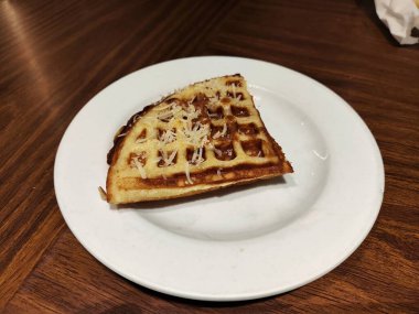 Beyaz tabakta peynirli taze Belçika waffle 'ı.