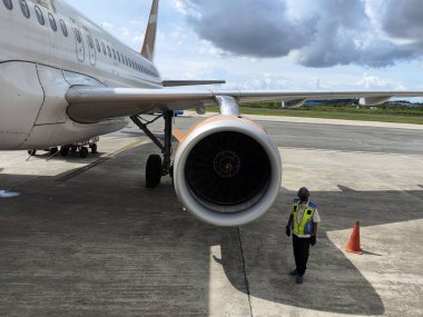 Balikpapan-Doğu Kalimantan Eylül 02.2024 Havaalanında uçak pistte uçak, uçak kanadı ve türbin kapanıyor, hava motoru, havacılık bayrağı