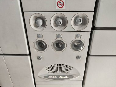 Uçak kabininin içerisindeki hava deliklerini, okuma ışıklarını, ışıklı emniyet kemerini ve sigara içilmediğine dair işaretleri gösteren paneli kapatın.