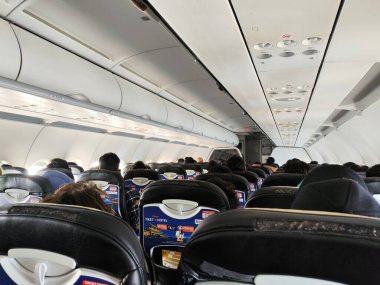 Balikpapan-Doğu Kalimantan Eylül 02.2024 Süper Uçak Kabini Hava Yolcularını Havaalanı İniş Süreci sırasında Uzayda Gösteriyor.