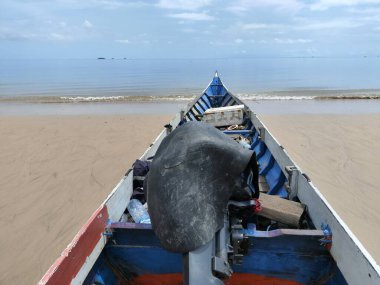 Kıyıda balıkçı tekneleri olan güzel, temiz, beyaz kumlu bir kumsal..