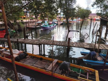 Tarakan-Kuzey Kalimantan Eylül 04.2024 Geleneksel balıkçı tekneleri sabah nehir kıyısına demir attı ve tekrar denize açılmaya hazır..