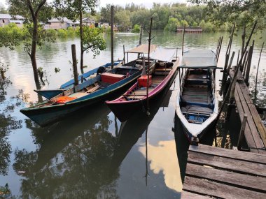 Tarakan-Kuzey Kalimantan Eylül 04.2024 Geleneksel balıkçı tekneleri sabah nehir kıyısına demir attı ve tekrar denize açılmaya hazır..