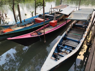 Tarakan-Kuzey Kalimantan Eylül 04.2024 Geleneksel balıkçı tekneleri sabah nehir kıyısına demir attı ve tekrar denize açılmaya hazır..