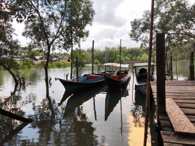 Tarakan-Kuzey Kalimantan Eylül 04.2024 Geleneksel balıkçı tekneleri sabah nehir kıyısına demir attı ve tekrar denize açılmaya hazır..