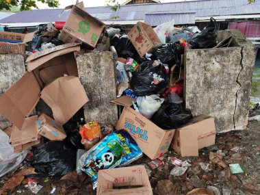 Bunyu Adası-Kuzey Kalimantan Eylül 02: 2024 Geçici atık depolama alanında taşan çöp konteynırları