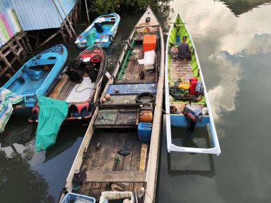 Tarakan-Kuzey Kalimantan Eylül 04.2024 Geleneksel balıkçı tekneleri sabah nehir kıyısına demir attı ve tekrar denize açılmaya hazır..