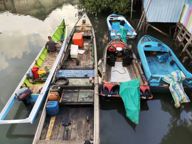 Tarakan-Kuzey Kalimantan Eylül 04.2024 Geleneksel balıkçı tekneleri sabah nehir kıyısına demir attı ve tekrar denize açılmaya hazır..