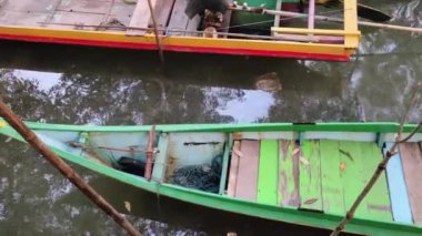 Tarakan-Kuzey Kalimantan Eylül 04.2024 Geleneksel balıkçı tekneleri sabah nehir kıyısına demir attı ve tekrar denize açılmaya hazır..