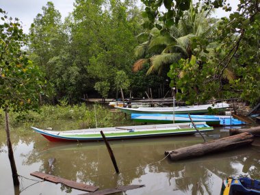 Bunyu-Kuzey Kalimantan Ekim 07.2024 Nehir kıyısında geleneksel ahşap balıkçı tekneleri. Endonezya 'da nehir kıyısında geleneksel küçük balıkçı tekneleri.