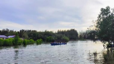 Bunyu Adası-Kuzey Kalimantan Ekim 07.2024 Endonezya 'da yolcuları taşıyan uzun tahta bir tekne.