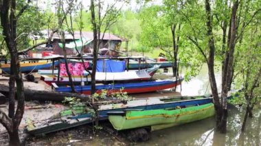 Bunyu-Kuzey Kalimantan Ekim 07.2024 Nehir kıyısında geleneksel ahşap balıkçı tekneleri. Endonezya 'da nehir kıyısında geleneksel küçük balıkçı tekneleri.
