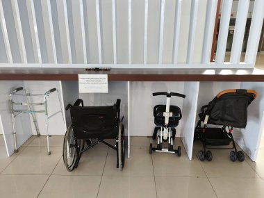 Tarakan-Kuzey Kalimantan 10 Ekim 2024 Tekerlekli sandalyeler ve bebek arabaları Uluslararası Terminal juwatam havaalanında yolcu rahatlığı ve konfor için mevcuttur..