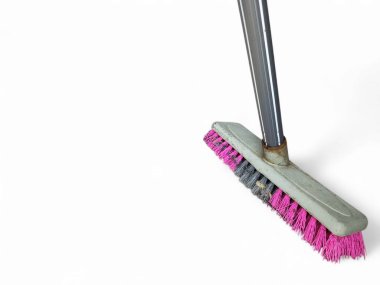 Beyaz arkaplanda izole edilmiş plastik çubuklu pembe ve gri bir fırçanın ayrıntıları