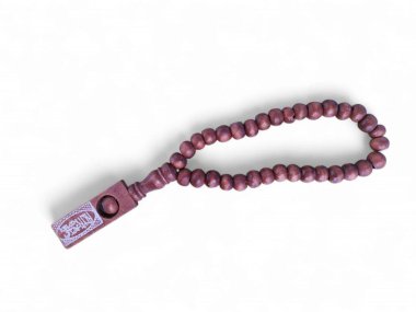 Beyaz arka planda kahverengi ahşap tespih, Tasbih. Dua boncukları. İslam geçmişi. Ramazan Kareem.